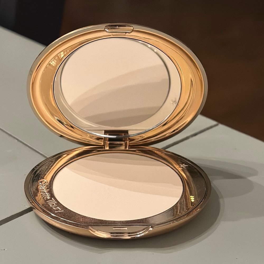 Charlotte Tilbury Airbrush 
Flawless Finish Setting Powder 1Fair